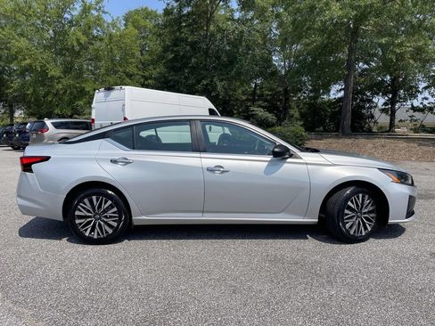 Used 2024 Nissan Altima 2.5 SV AWD/4WD image 2