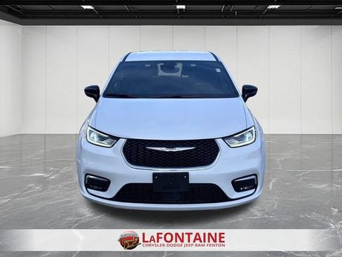 Used 2025 Chrysler Pacifica Select image 8