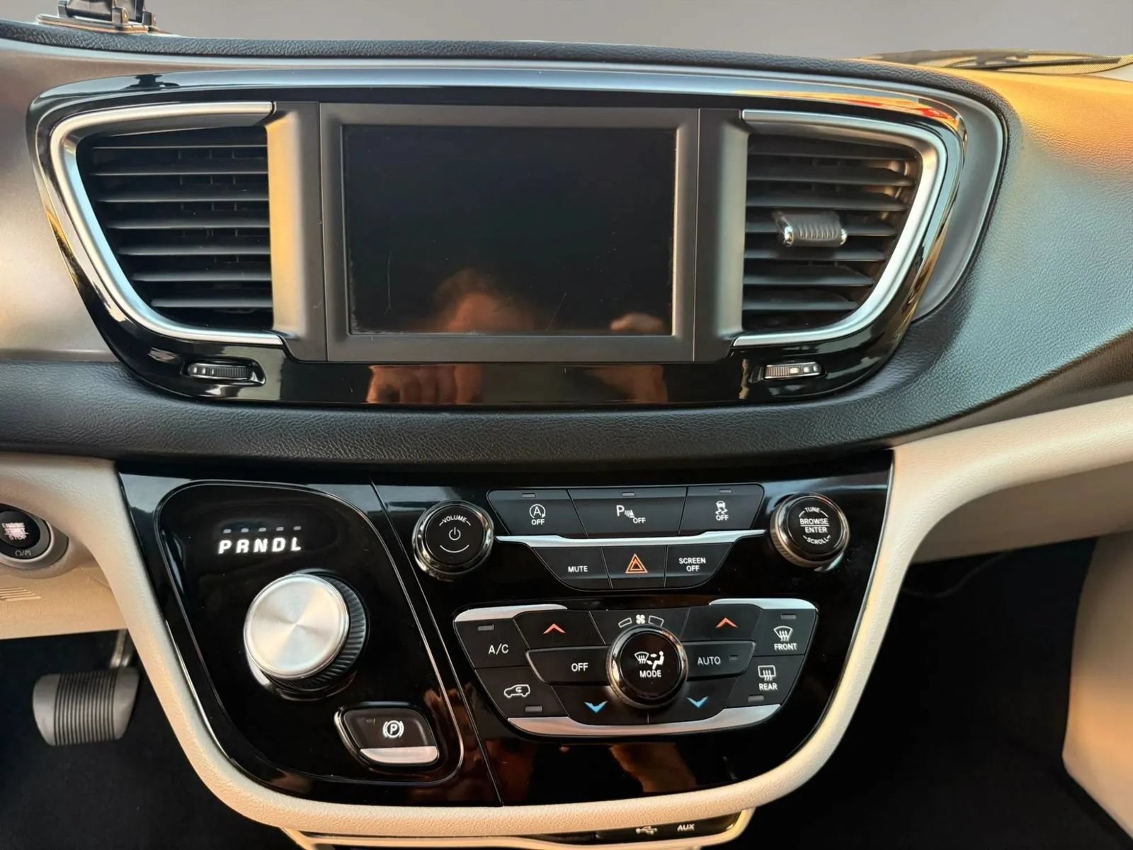Used 2020 Chrysler Pacifica Touring-L FWD image 14