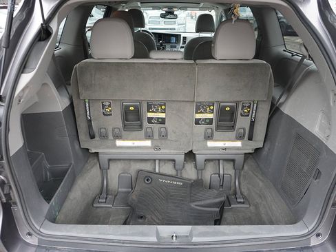 Used 2018 Toyota Sienna XLE w/ XLE Navigation Package image 20