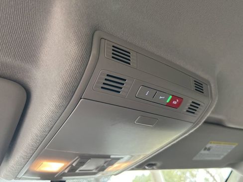 Used 2021 Volkswagen Tiguan SE image 38