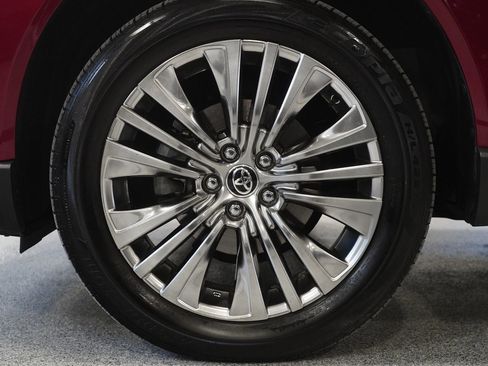 Used 2024 Toyota Venza LE image 9