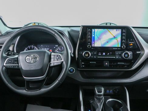Used 2022 Toyota Highlander XLE FWD image 17