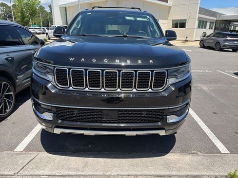 Used 2022 Jeep Wagoneer Series III w/ Premium Group I AWD/4WD image 2