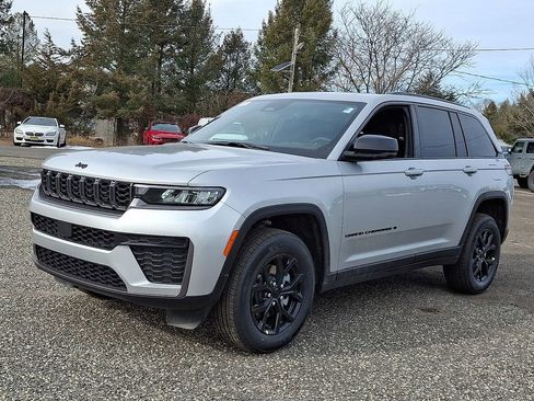New 2026 Jeep Grand Cherokee Altitude AWD/4WD image 4