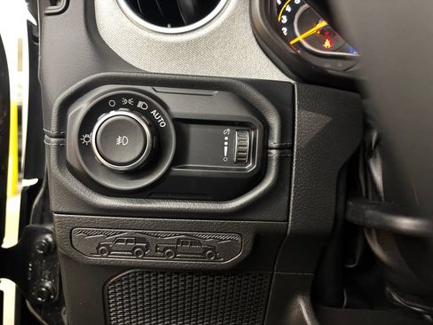Used 2024 Jeep Wrangler Unlimited Sahara w/ Technology Group AWD/4WD image 27