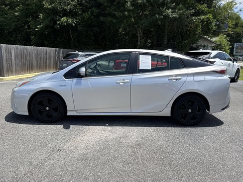 Used 2016 Toyota Prius Three Touring FWD image 2