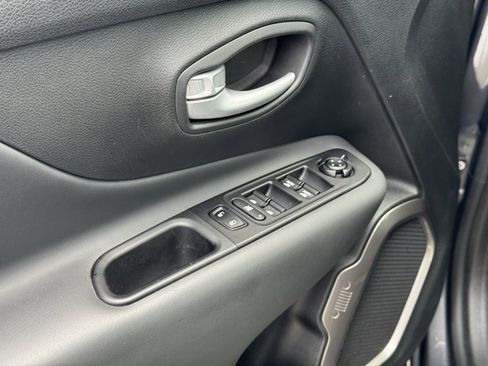 Used 2023 Jeep Renegade Latitude image 21