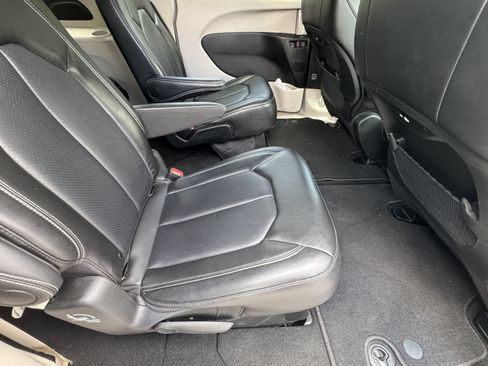 Used 2024 Chrysler Pacifica Touring-L FWD image 17