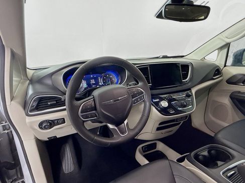 Used 2024 Chrysler Pacifica Touring-L FWD image 9