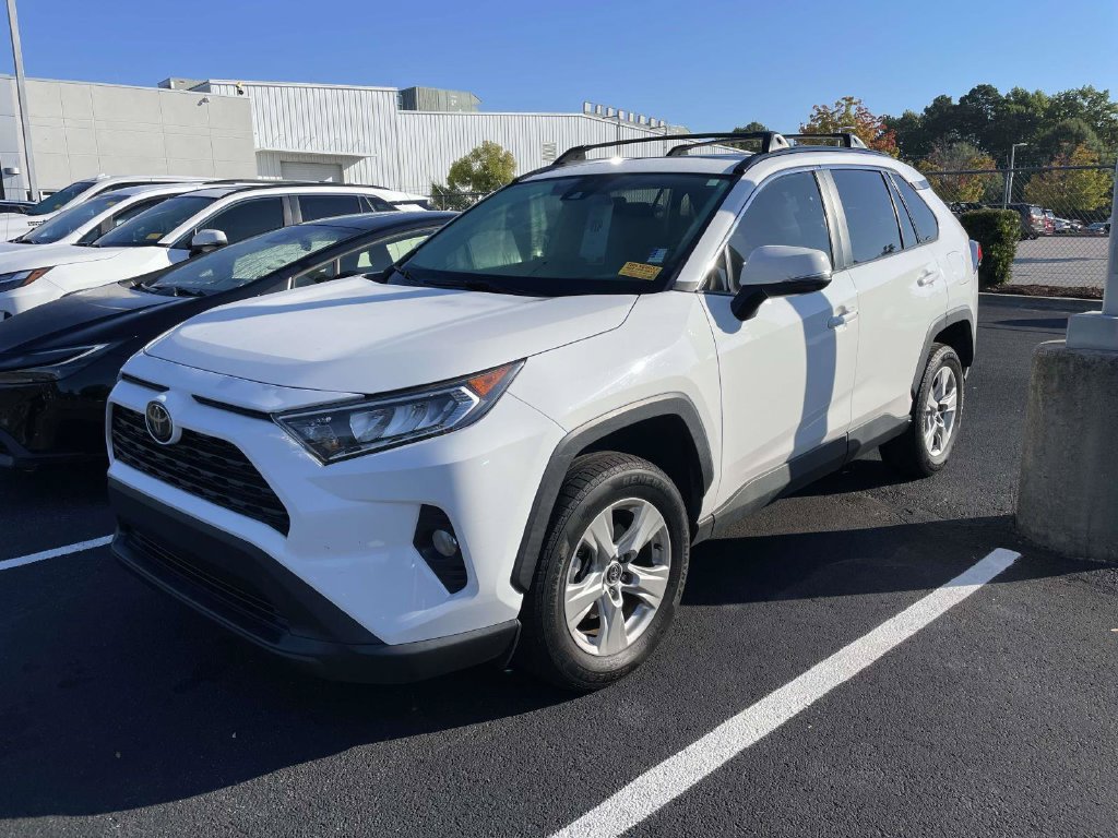 Used 2020 Toyota RAV4 XLE w/ Convenience Package FWD image 4