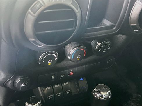 Used 2018 Jeep Wrangler Sport w/ Connectivity Group AWD/4WD image 13