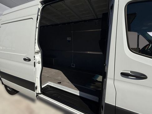 Used 2022 Mercedes-Benz Sprinter 2500 image 21