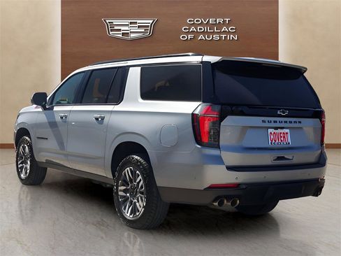 Used 2025 Chevrolet Suburban Z71 image 3