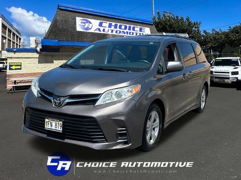 Used 2018 Toyota Sienna LE w/ Carpet Mat Package FWD image 1