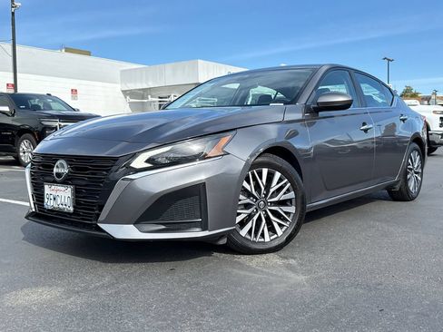 Used 2023 Nissan Altima 2.5 SV FWD image 2
