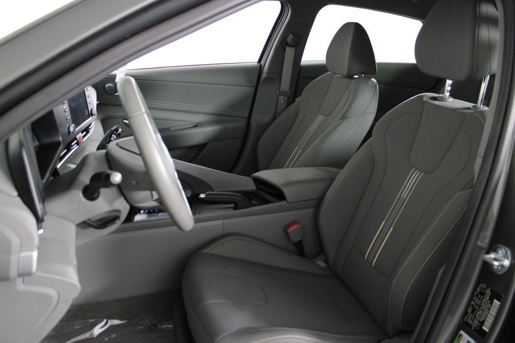 Certified 2025 Hyundai Elantra Sport FWD image 20
