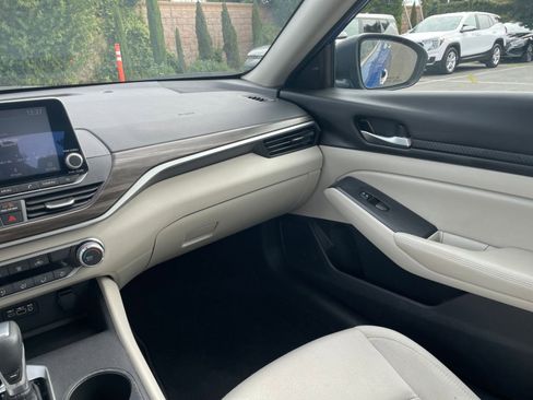 Used 2025 Nissan Altima 2.5 SV image 35