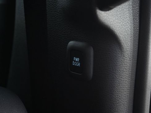 Used 2025 Toyota Sienna LE AWD/4WD image 17