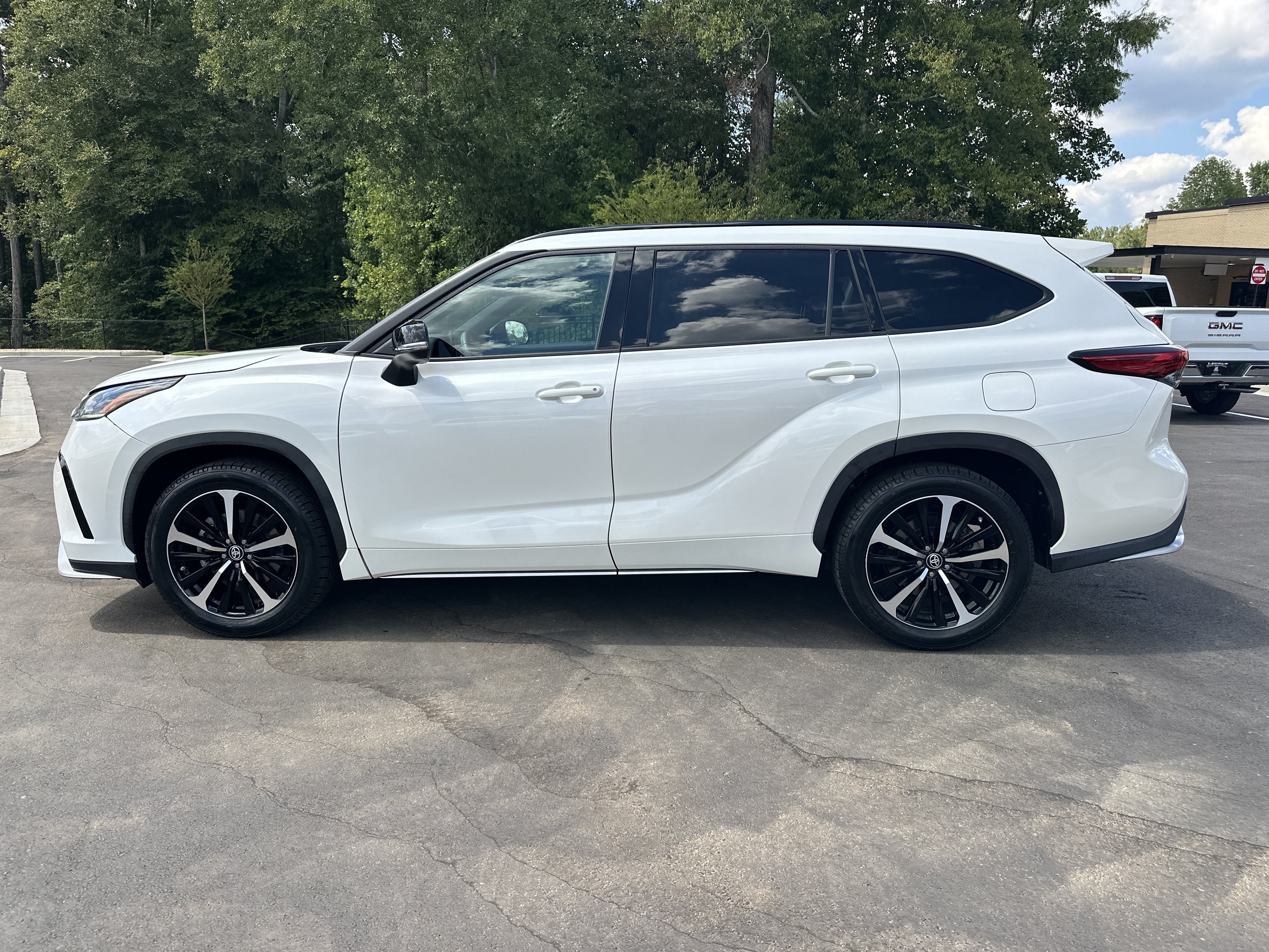 Used 2021 Toyota Highlander XSE FWD image 5