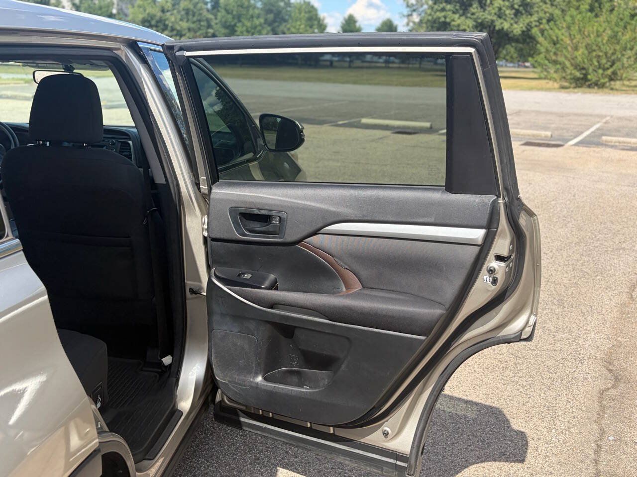 Used 2016 Toyota Highlander LE FWD image 20