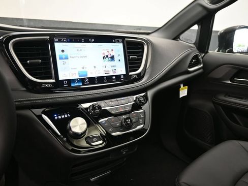 New 2027 Chrysler Pacifica Select FWD image 17