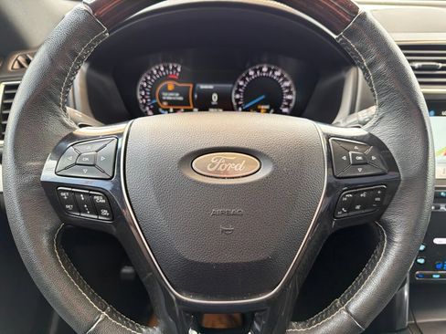 Used 2018 Ford Explorer Platinum AWD/4WD image 32