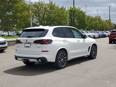 New 2026 BMW X5 xDrive40i w/ M Sport Package AWD/4WD image 3