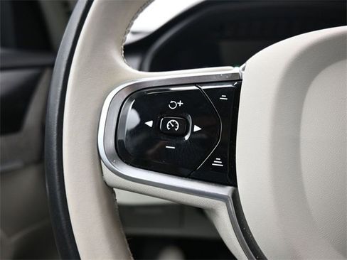 Used 2023 Volvo XC90 B6 Plus image 25