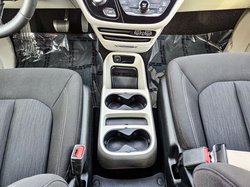 Used 2022 Chrysler Voyager LX image 33