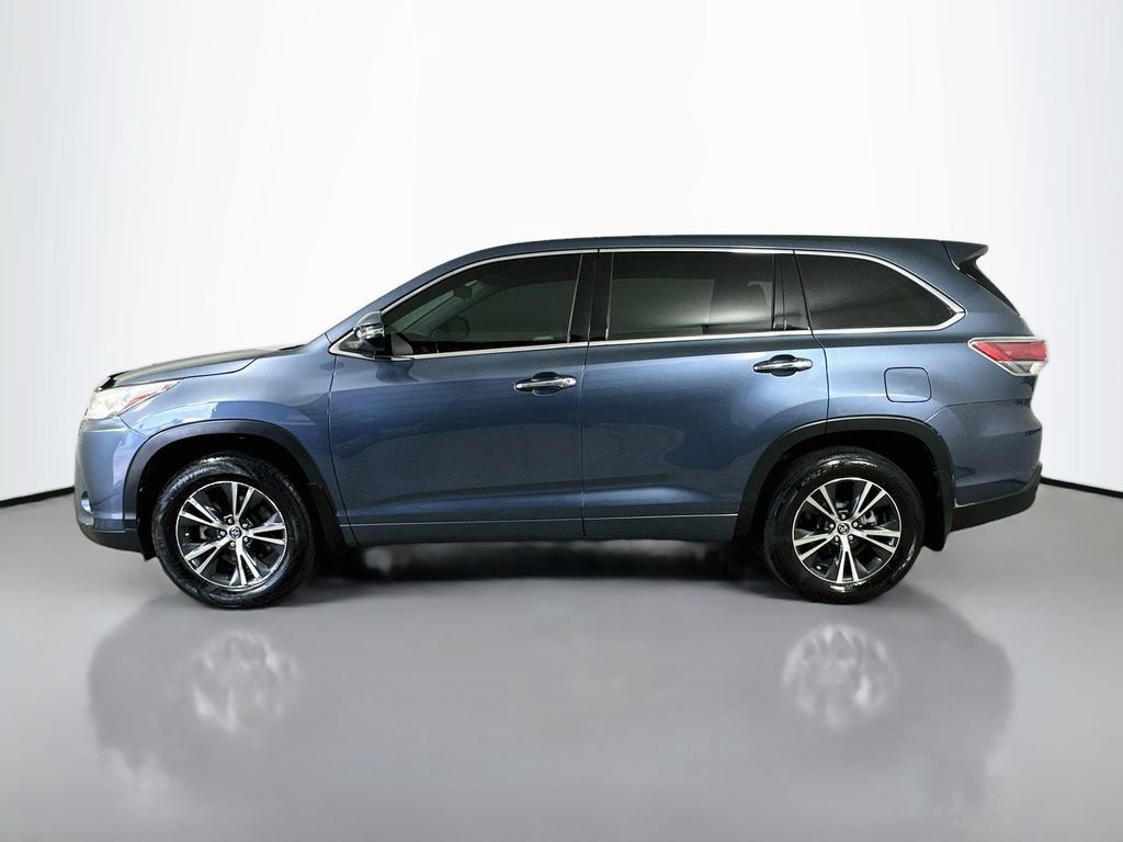 Used 2017 Toyota Highlander Plus FWD image 4