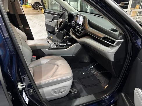 Used 2020 Toyota Highlander XLE AWD/4WD image 30