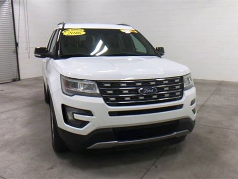 Used 2016 Ford Explorer XLT w/ Equipment Group 202A image 4