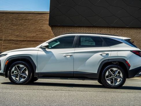 Certified 2025 Hyundai Tucson SEL FWD image 9