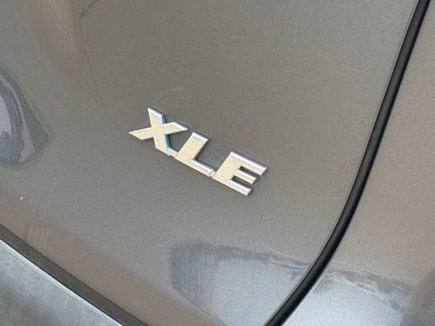 Used 2019 Toyota RAV4 XLE w/ Convenience Package FWD image 7