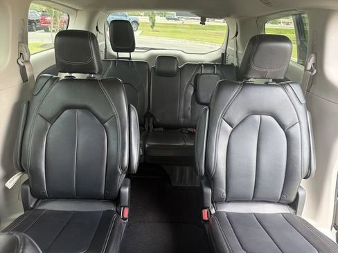 Used 2023 Chrysler Pacifica Touring-L FWD image 29