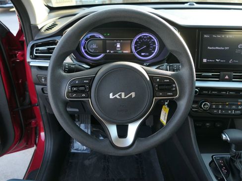 Used 2022 Kia Niro LX image 16