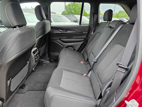 Used 2025 Jeep Grand Cherokee Laredo X w/ Luxury Tech Group I image 17