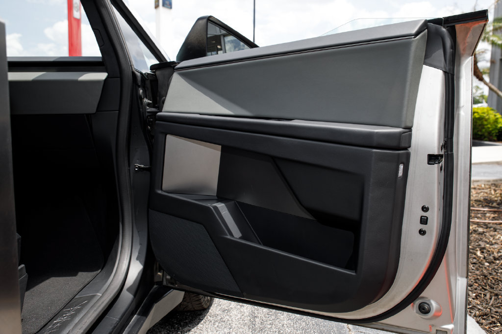Used 2025 Tesla Cybertruck AWD Crew Cab image 13