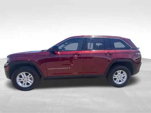 Used 2023 Jeep Grand Cherokee Laredo AWD/4WD image 17