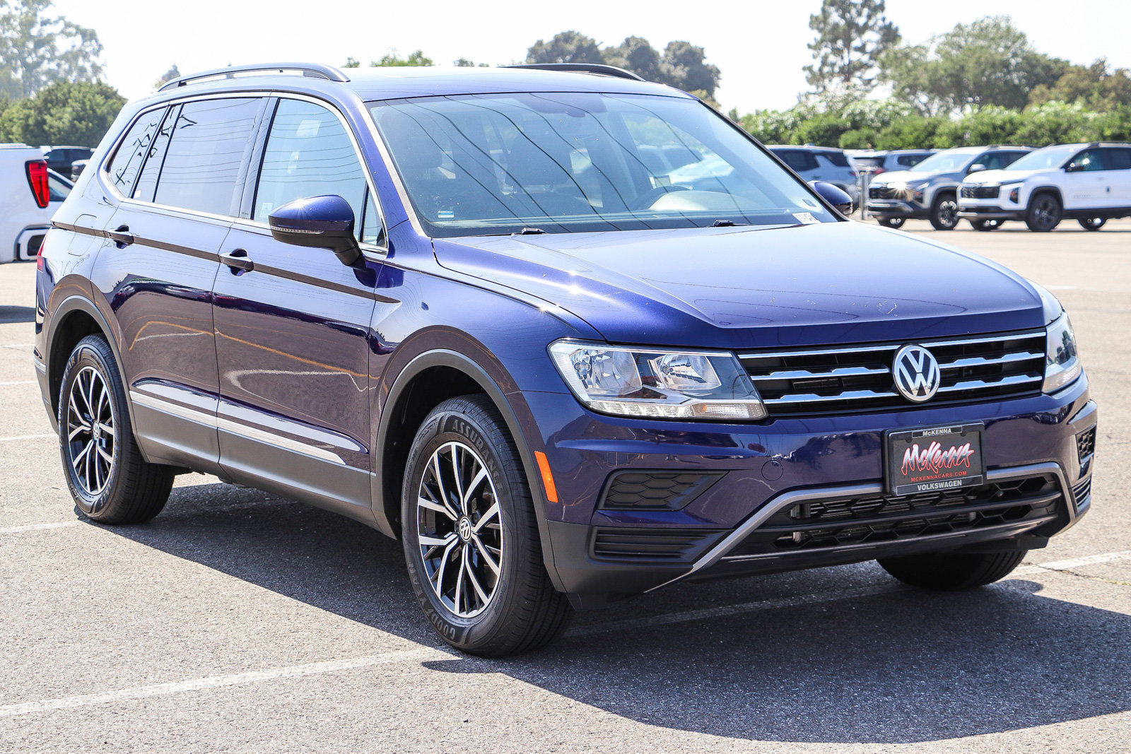 Used 2021 Volkswagen Tiguan SE w/ Panoramic Sunroof Package FWD image 3