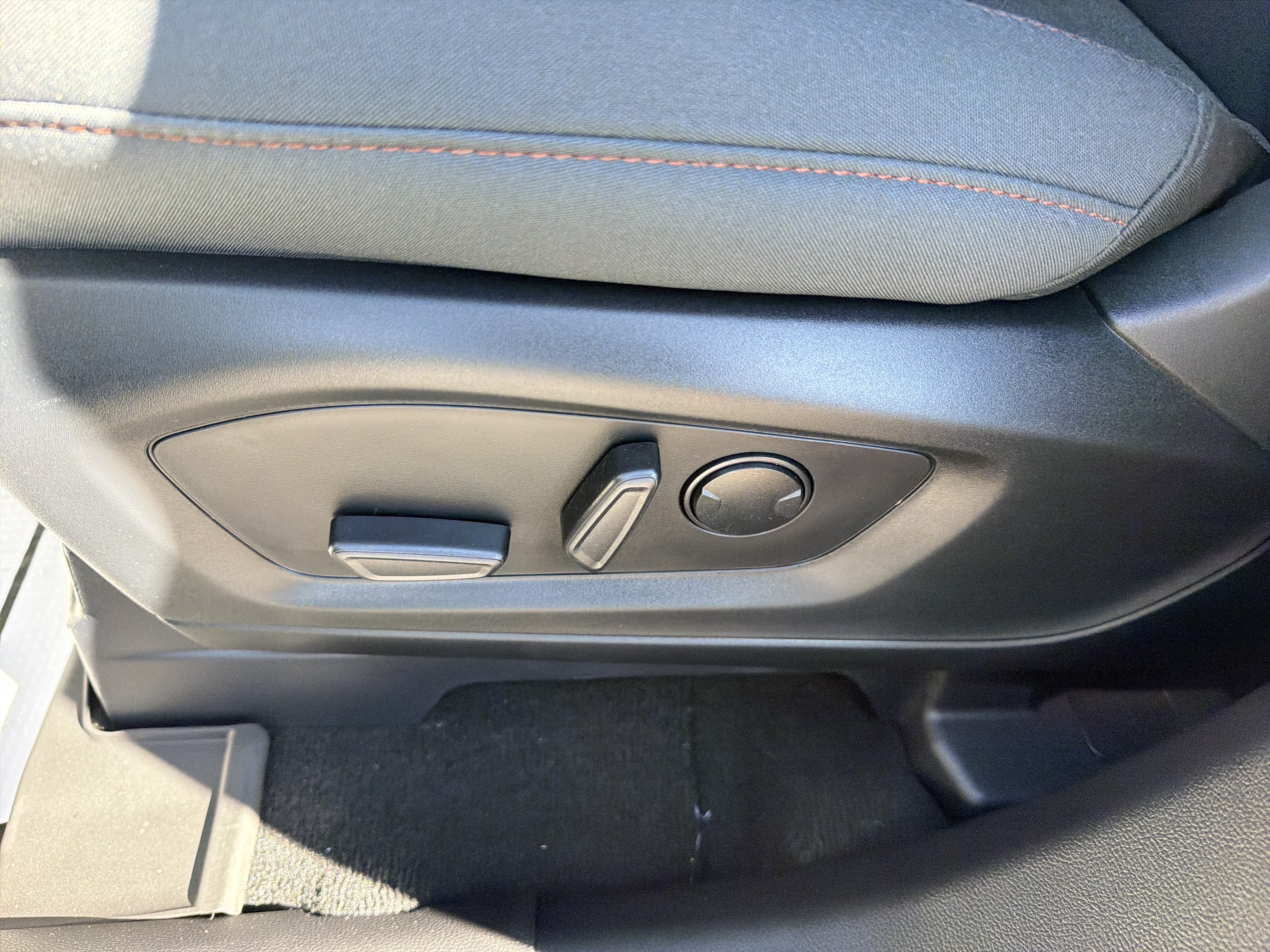 Used 2025 Ford Explorer Active AWD/4WD image 16