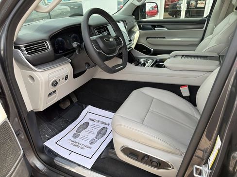 Used 2023 Jeep Wagoneer Series II w/ Convenience Group I AWD/4WD image 14