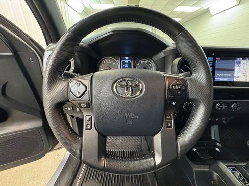 Used 2018 Toyota Tacoma TRD Sport AWD/4WD image 28