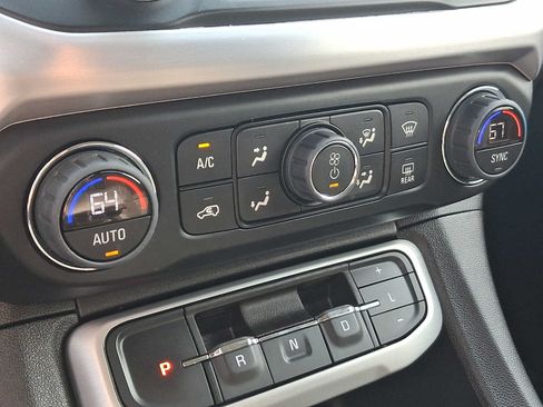 Used 2023 GMC Acadia SLE w/ Driver Convenience Package FWD image 19