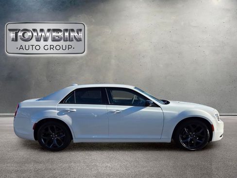 Used 2023 Chrysler 300 Touring w/ Safetytec Plus Group RWD image 3