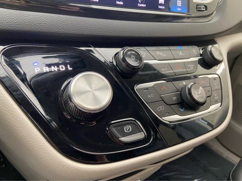 Used 2024 Chrysler Pacifica Touring-L FWD image 35