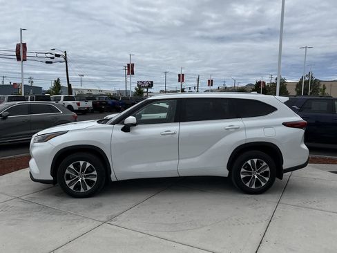 Used 2023 Toyota Highlander XLE AWD/4WD image 2