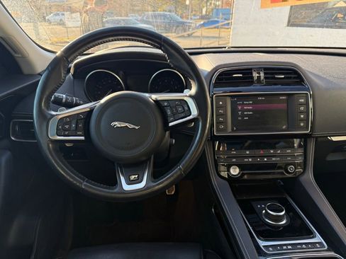 Used 2018 Jaguar F-PACE R-Sport image 8