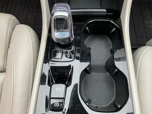 Used 2024 Volvo XC40 B5 Plus w/ Protection Package Premier image 35